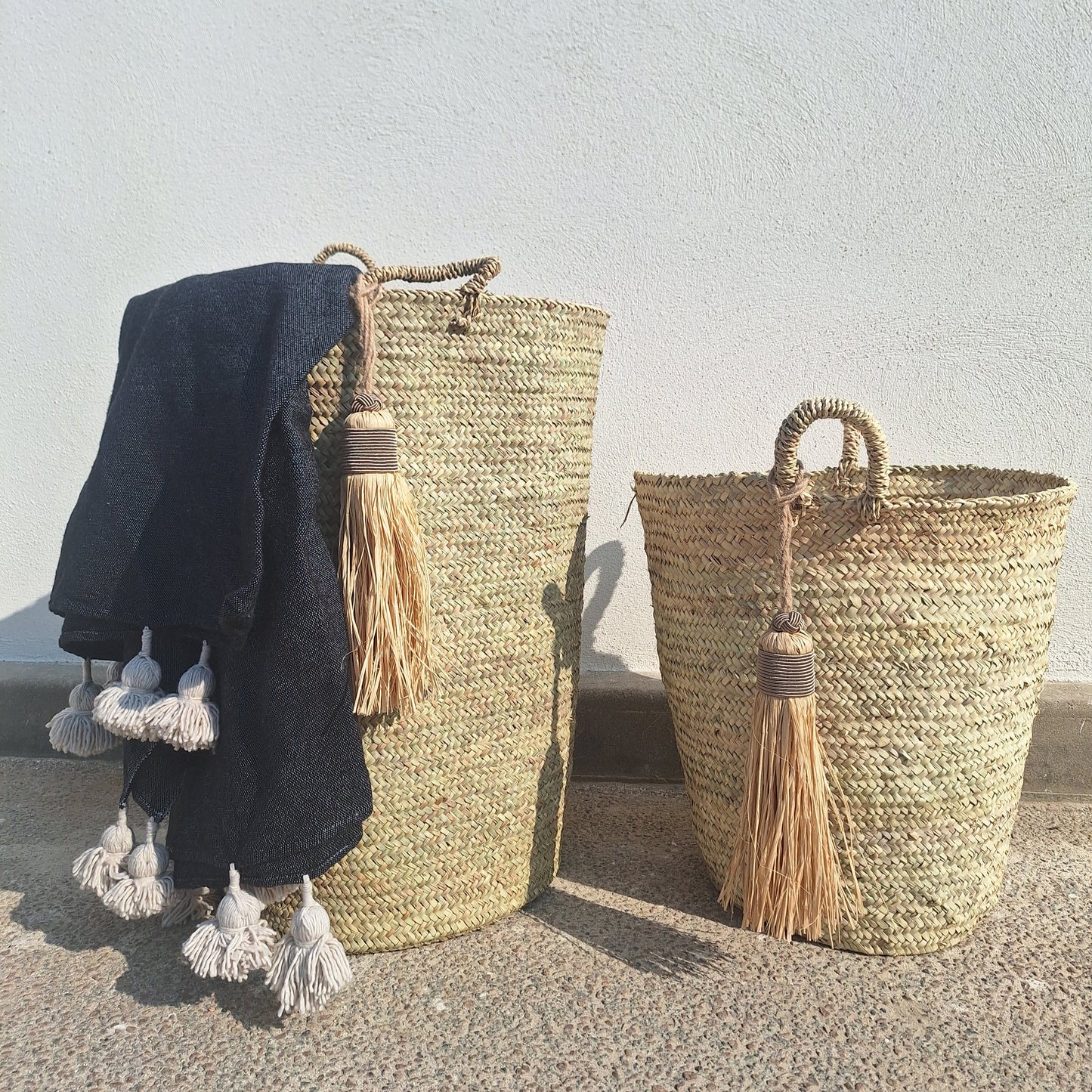 Grand panier en osier avec pompon en raphia fait main, décoration bohème