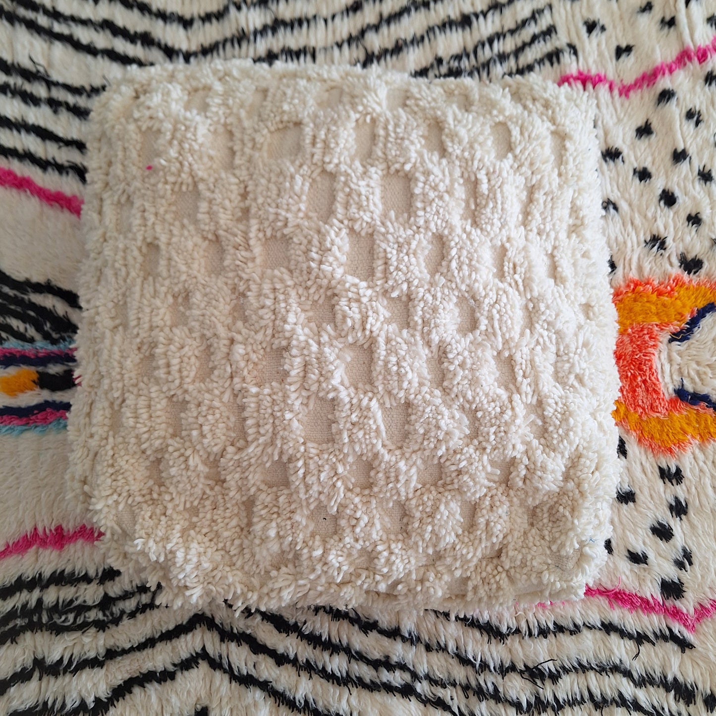 Poufs 100% Laine motifs carrés