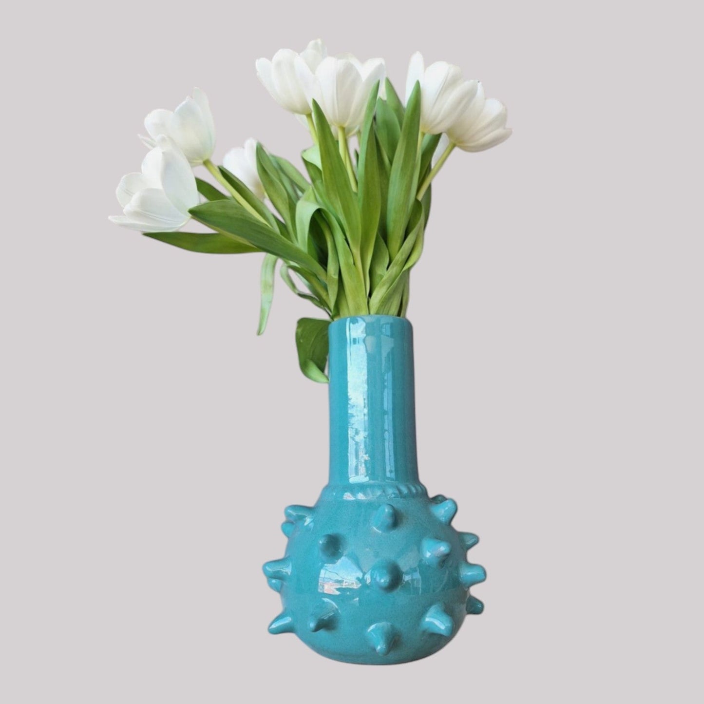 Vase artisanal en céramique – Bleu profond & piques sculpturales