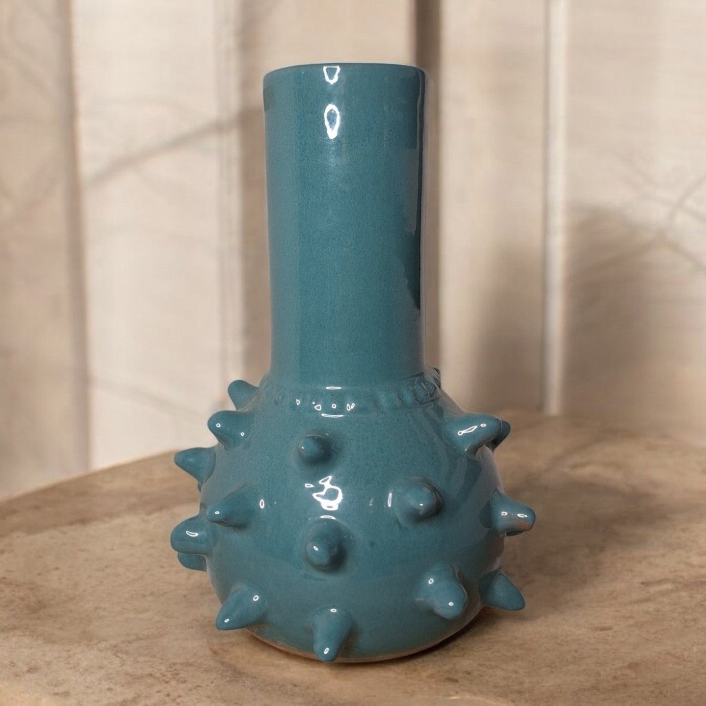 Vase artisanal en céramique – Bleu profond & piques sculpturales -30%