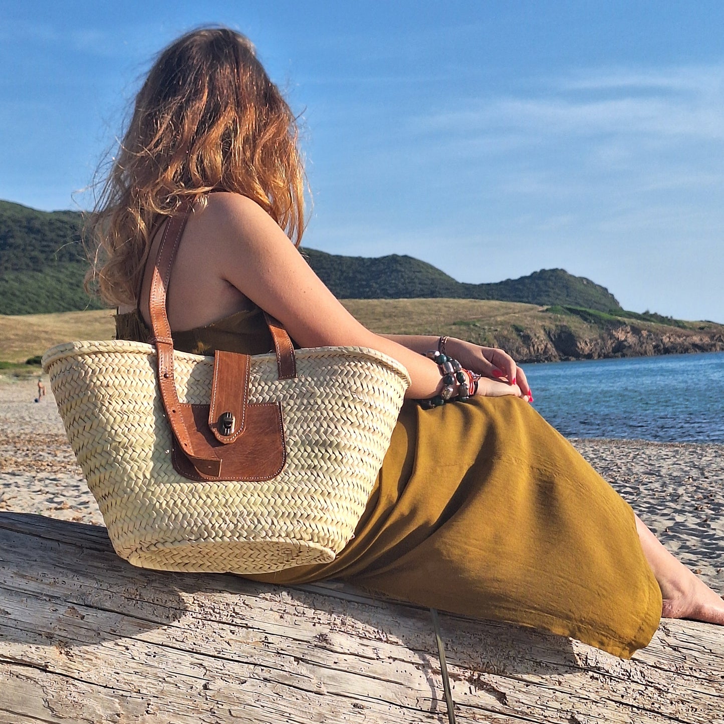 Panier en osier avec sa anse et fermeture en cuir marron et boucle en laiton doré