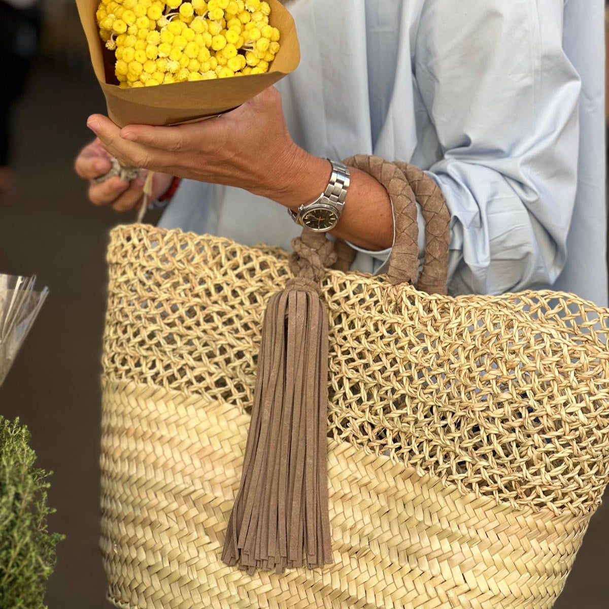 Panier ajouré avec un pompon en daim marron