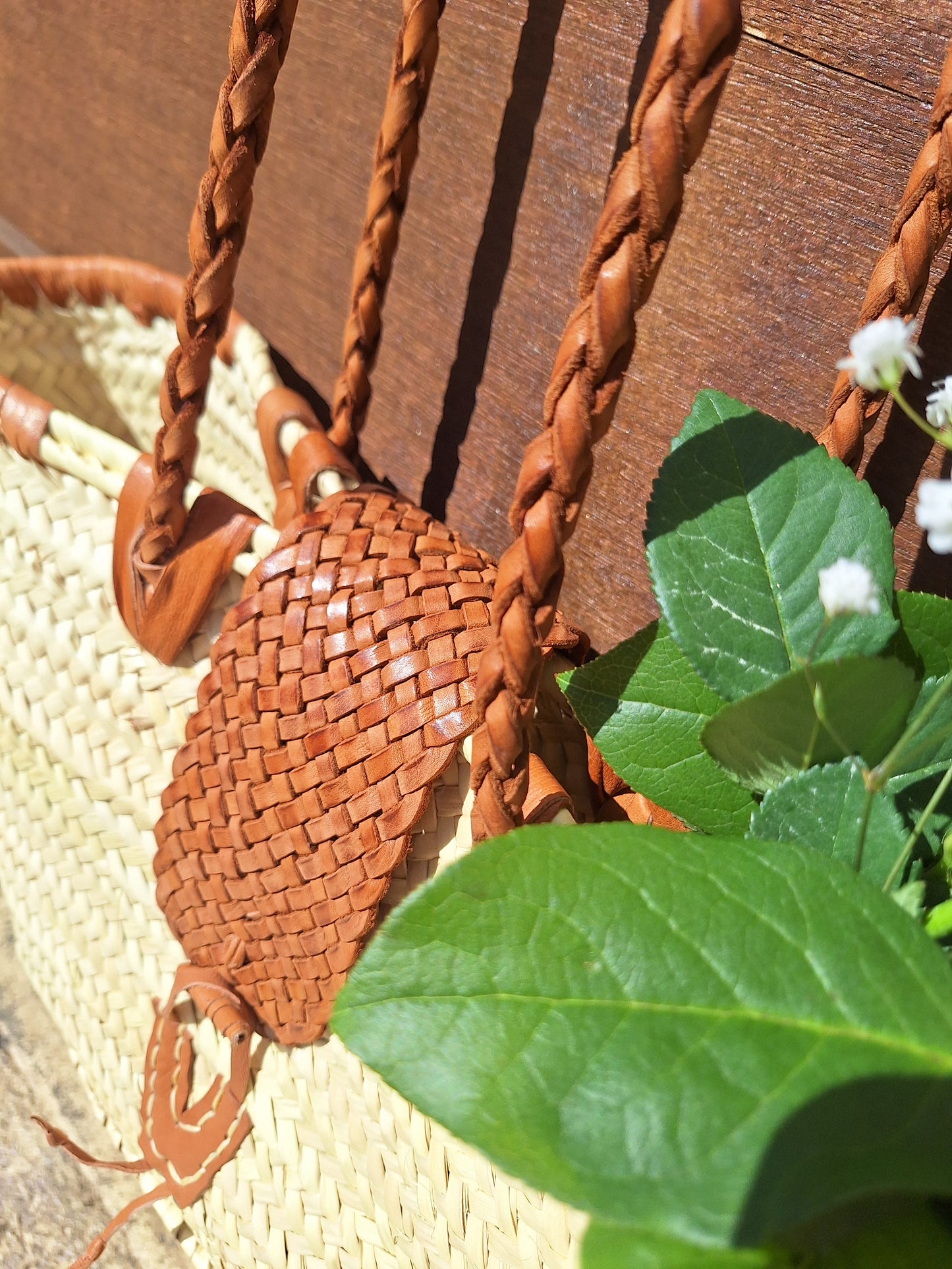 Panier Aiacciu - Avec sa jolie fermeture en cuir tressée marron