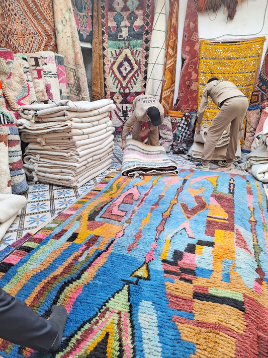 Achat de tapis berbères à Marrackech dans les souks.