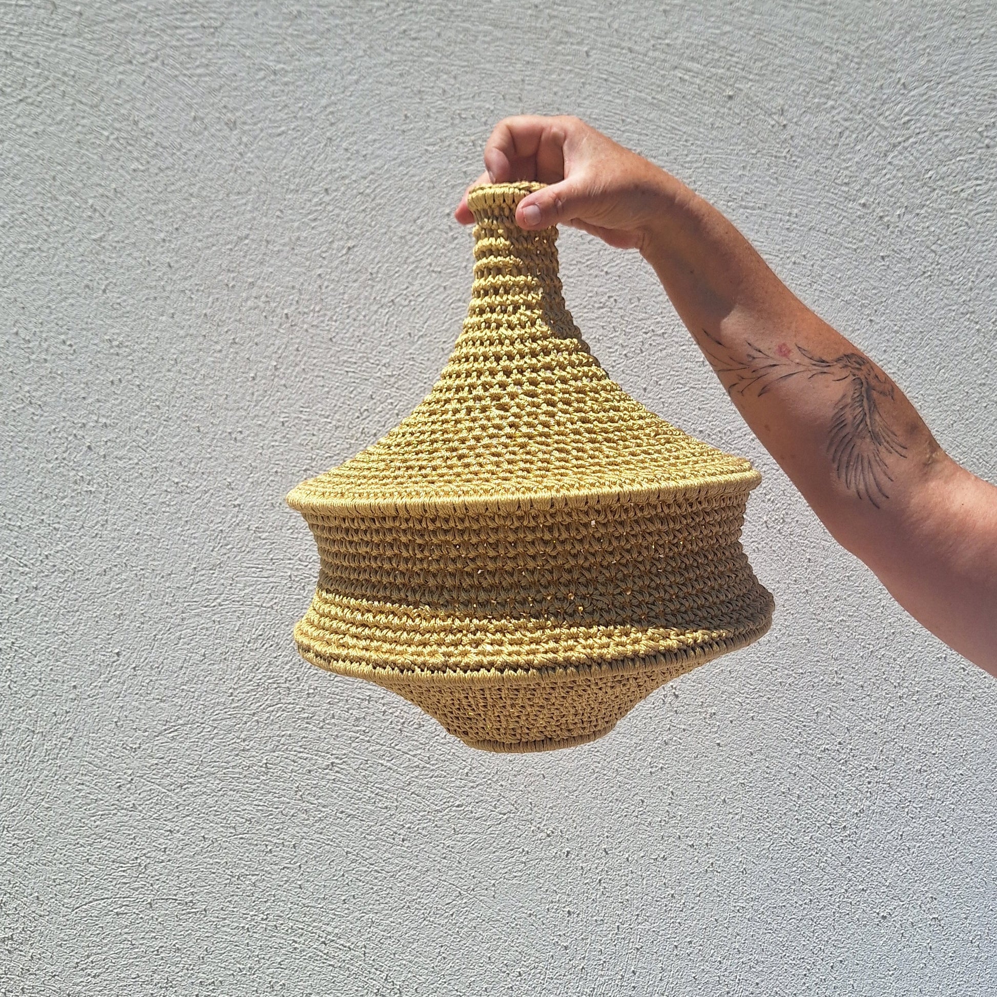 Suspension en crochet ocre 