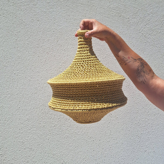 Suspension en crochet ocre 