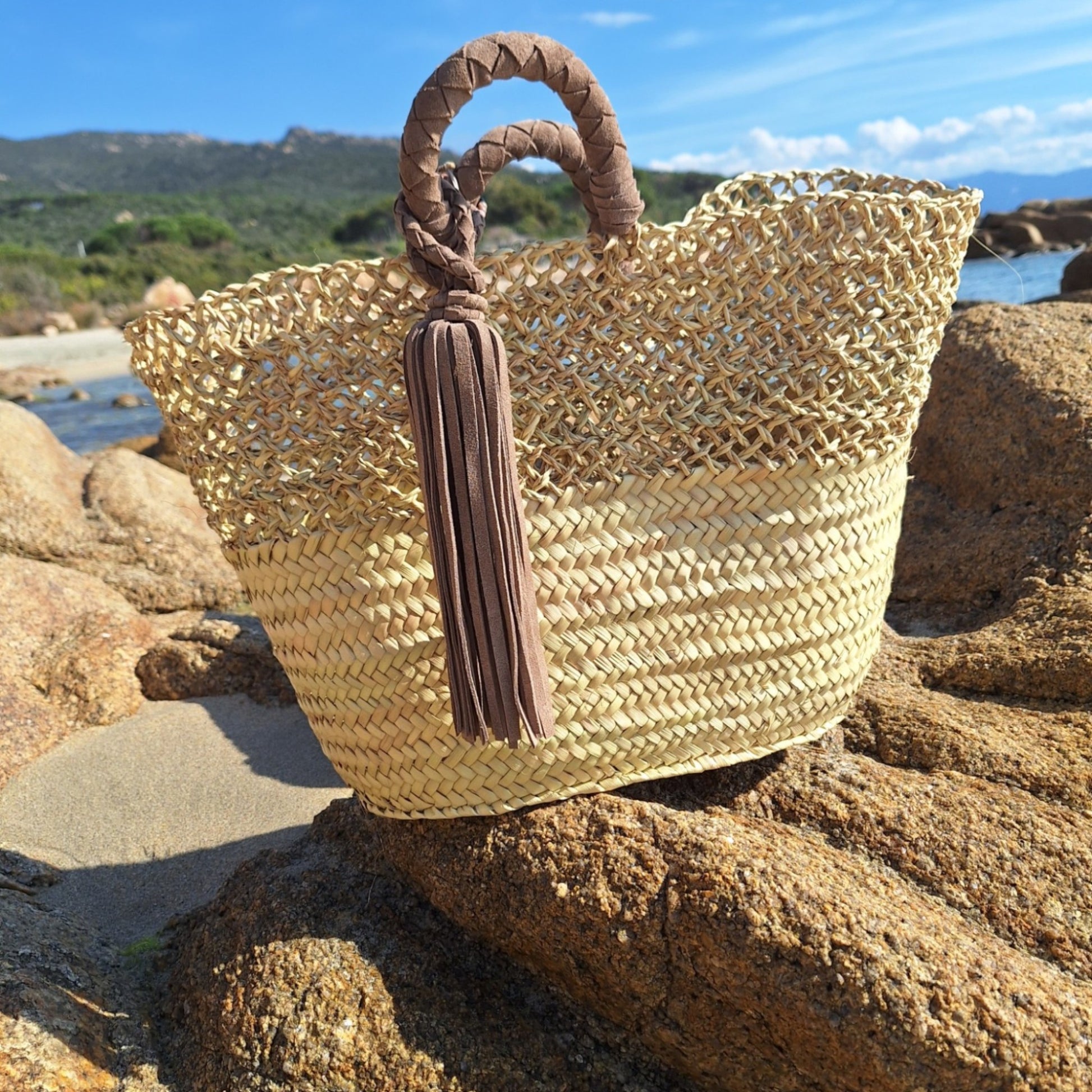 Panier en paille et pompons en cuir taupe 