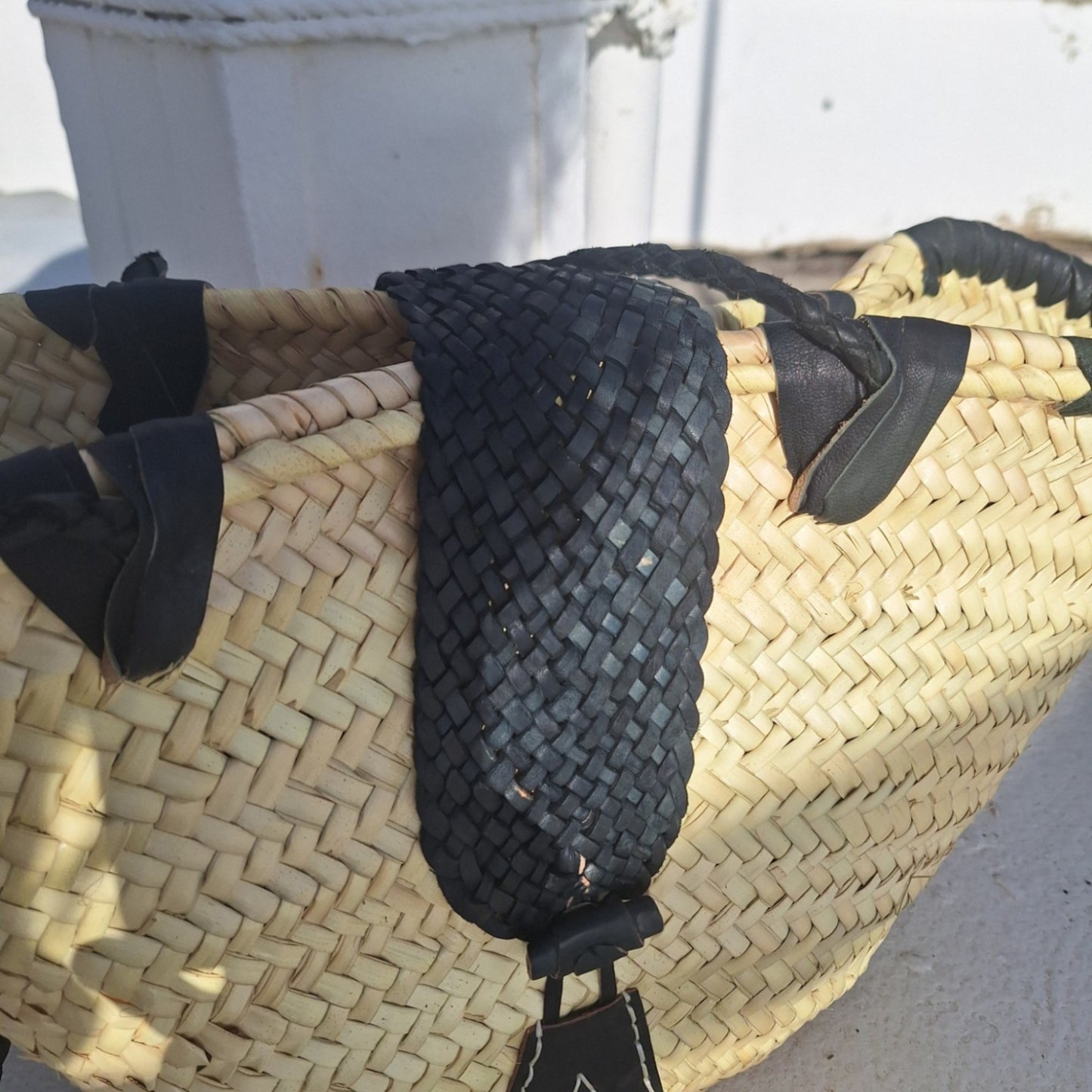 Panier Aiacciu - Avec sa jolie fermeture en cuir tressé