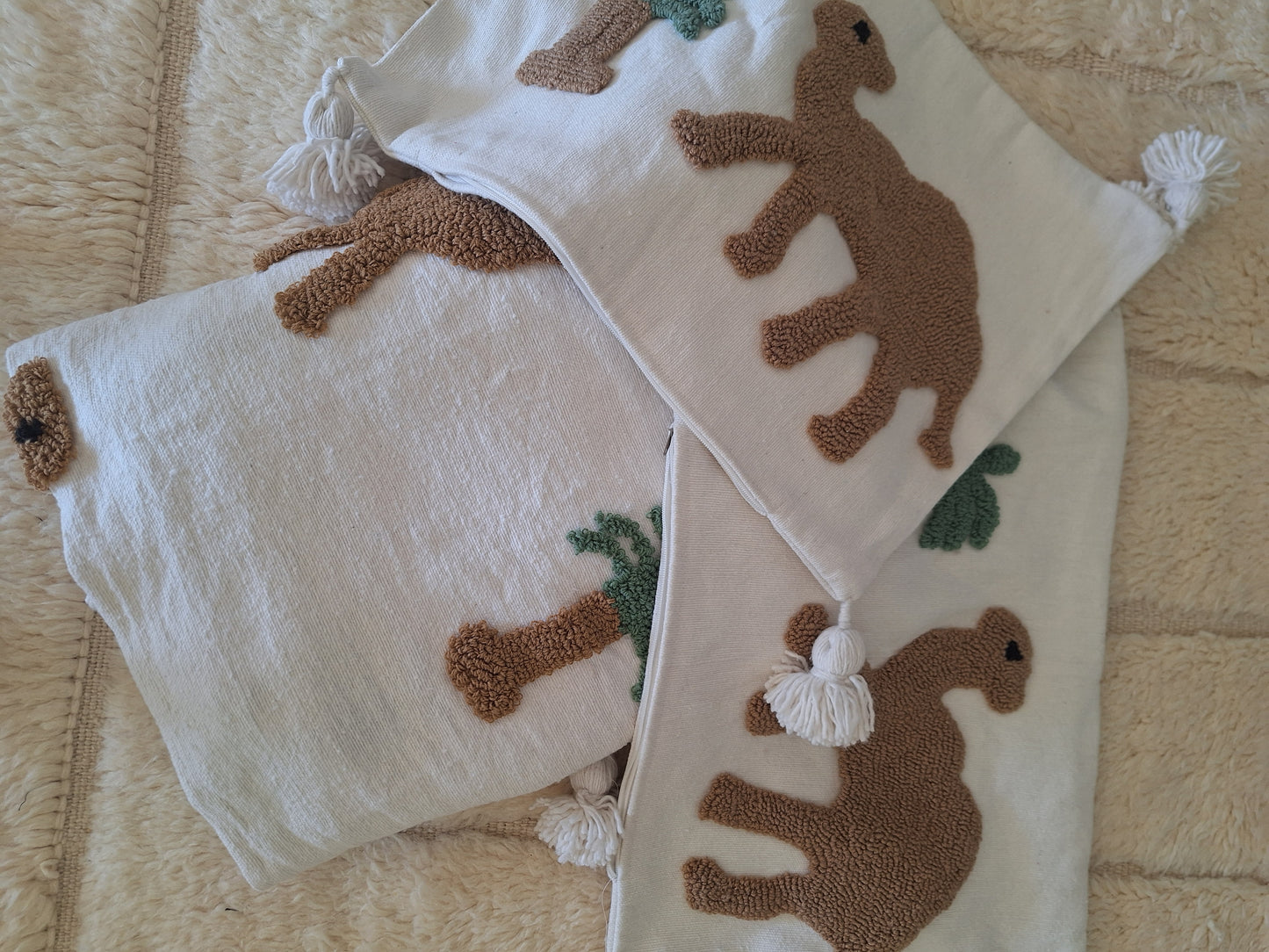 NEW - Ensemble Plaid brodé berbère + 2 housses de coussin – Modèle coloré -50%