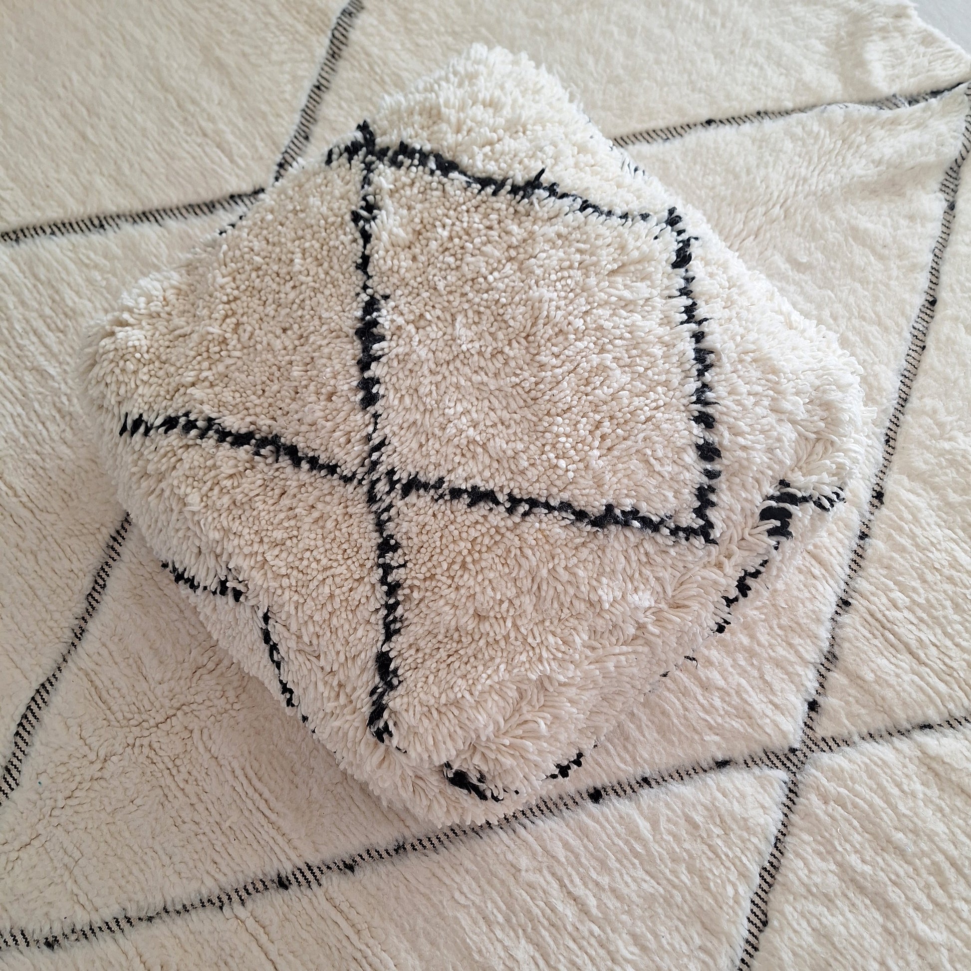 Pouf 100% laine écru et losange noir 