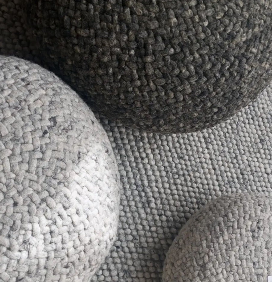 Pouf galet en laine fait main – Artisanat marocain authentique - Gris Foncé