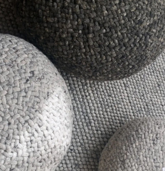 Pouf galet en laine fait main – Artisanat marocain authentique - Gris clair