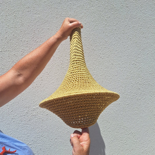 Suspension en crochet ocre 