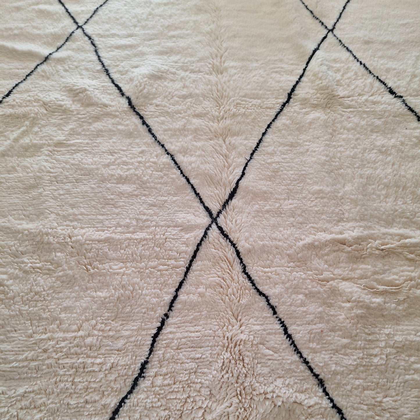 Tapis en laine écru et motifs noirs 