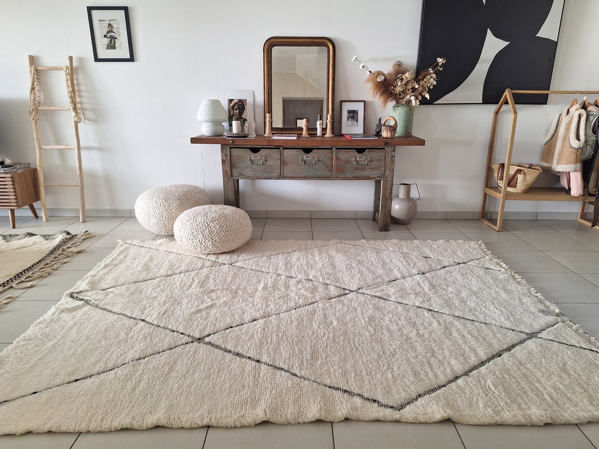 Tapis 100% laine - motifs noirs brodés dans la trame 