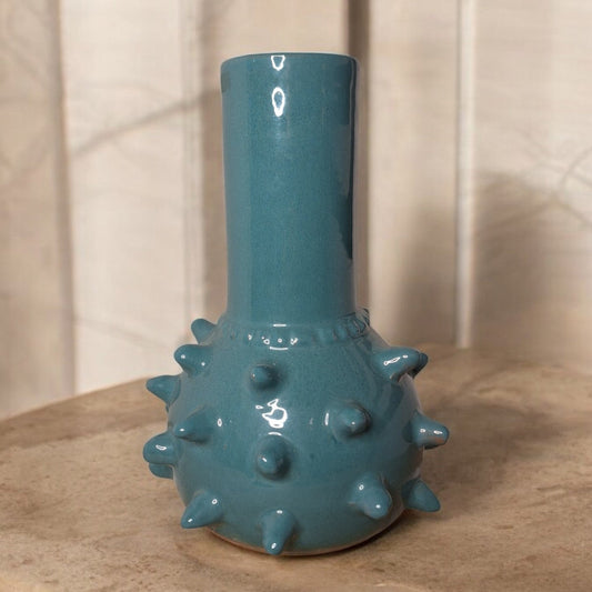 Vase artisanal en céramique – Bleu profond & piques sculpturales -30%