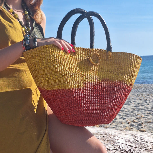 Panier Bolga africain coloré rouge et ocre avec sa poignée en cuir noir 