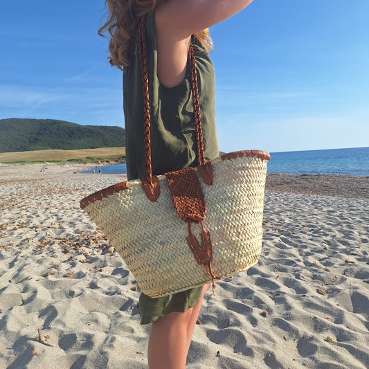 Panier avec une fermeture en cuir marron tressé 
