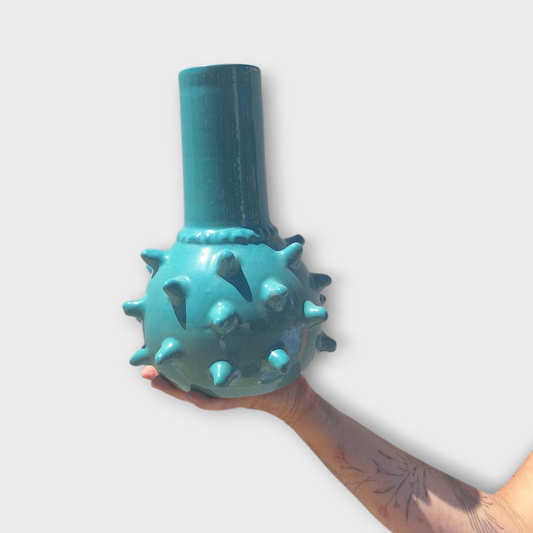 Vase artisanal en céramique – Bleu profond & piques sculpturales