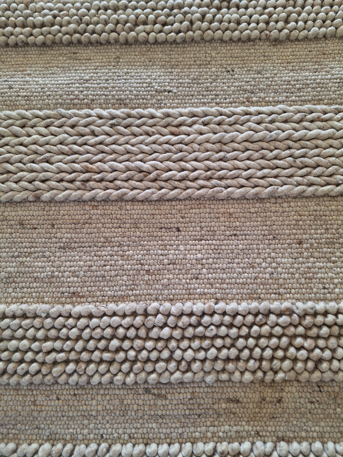 Tapis Boules / Tressé en laine Taupe  2m50 x 1m50