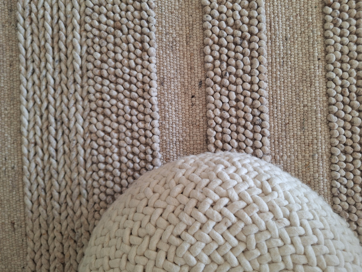 Tapis Boules / Tressé en laine Taupe  2m50 x 1m50