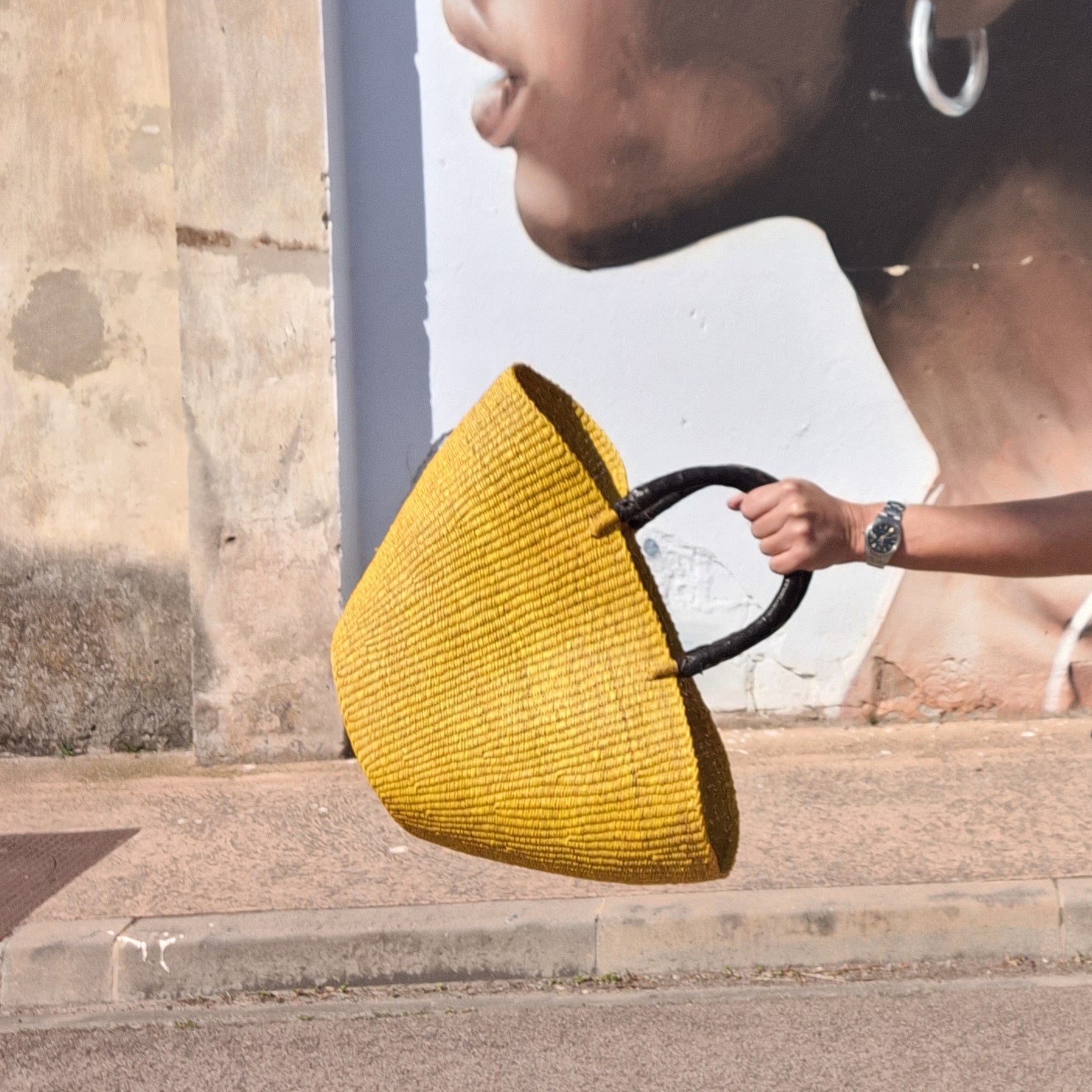 Panier Bolga africain jaune avec une poignée en cuir noir 