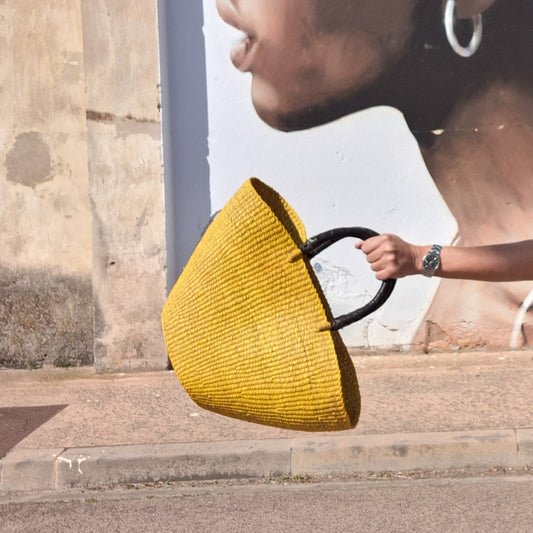 Panier Bolga africain jaune avec une poignée en cuir noir 