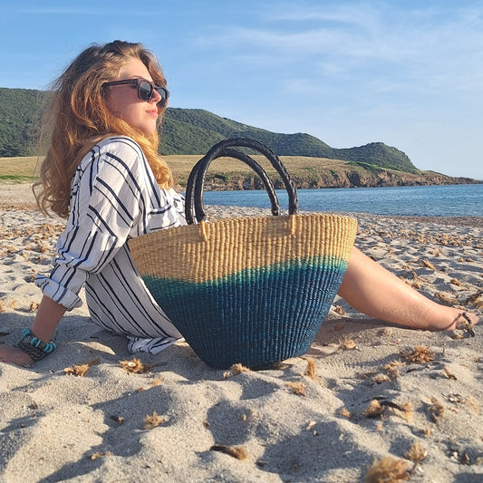 Panier Bolga africain bleu et naturel avec une poignée en cuir noir 