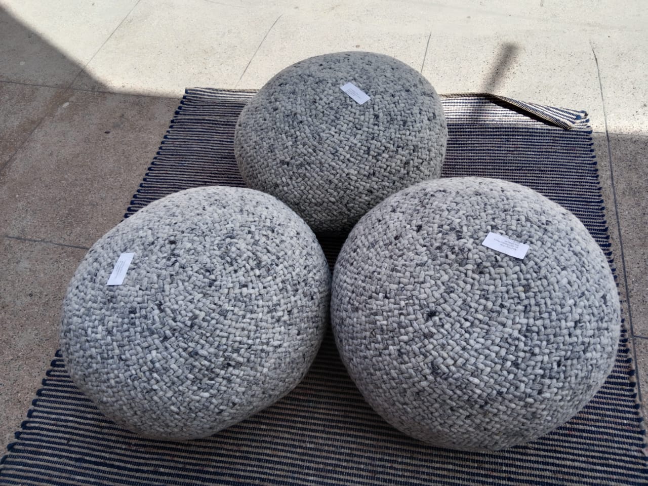 Pouf galet en laine fait main – Artisanat marocain authentique - Gris clair