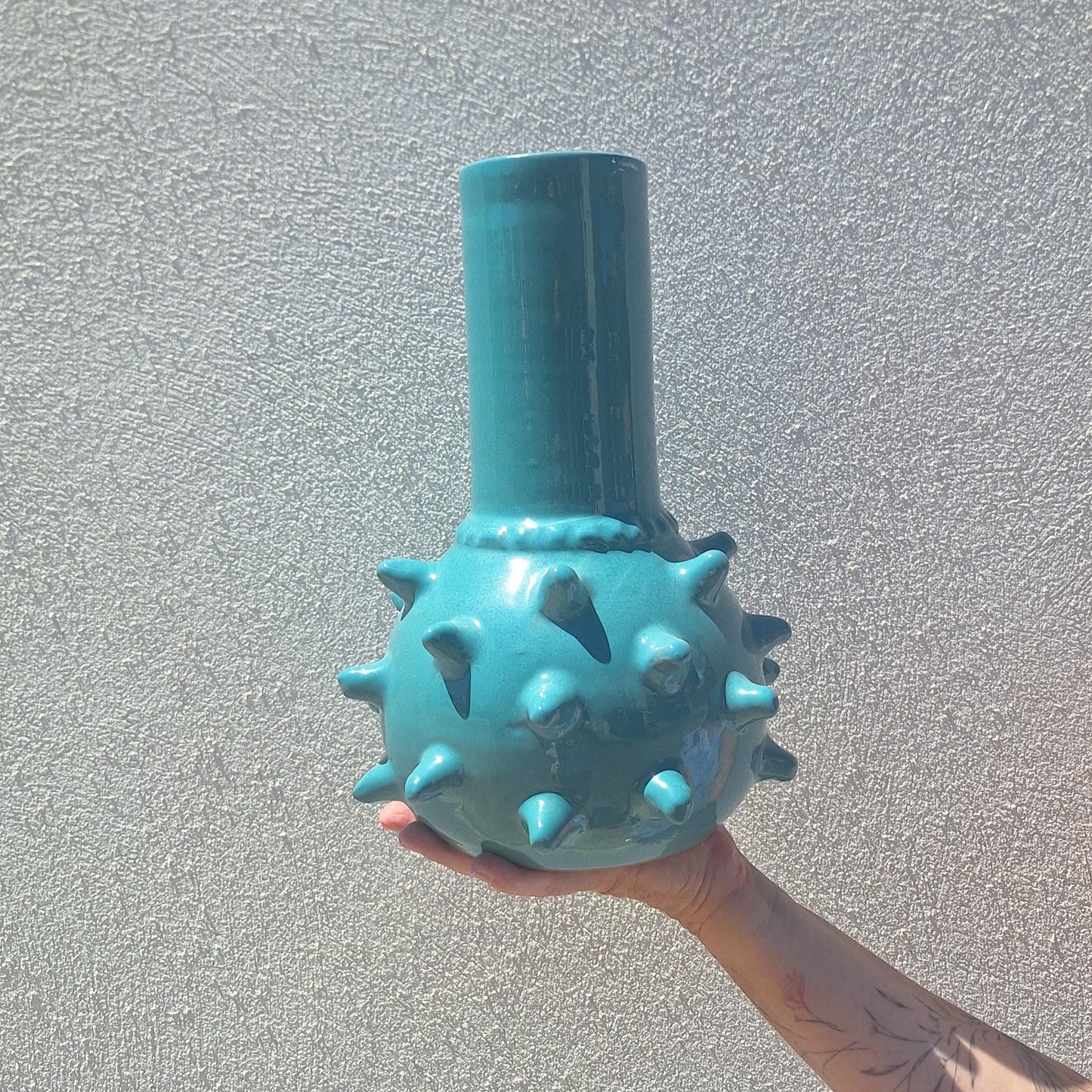 Vase artisanal en céramique – Bleu profond & piques sculpturales -30%