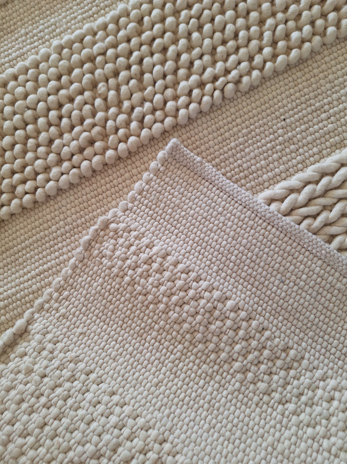 Tapis Boules / Tressé en laine écru  2m40 x 1m70