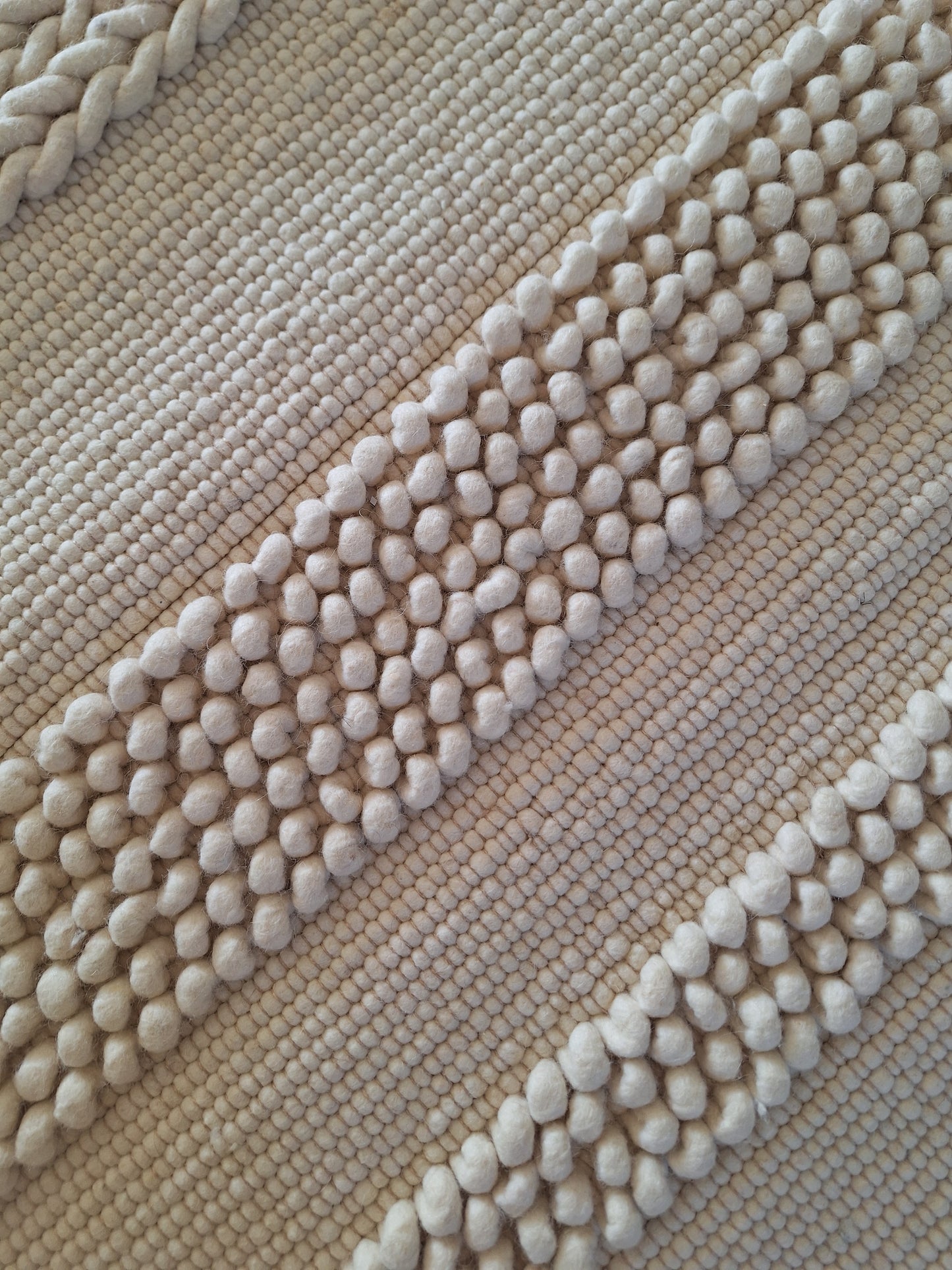 Tapis Boules / Tressé en laine écru  2m40 x 1m70