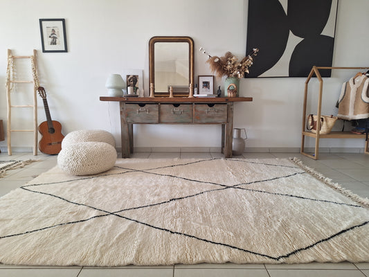 Tapis 100% Laine écru et motifs géométriques noirs 